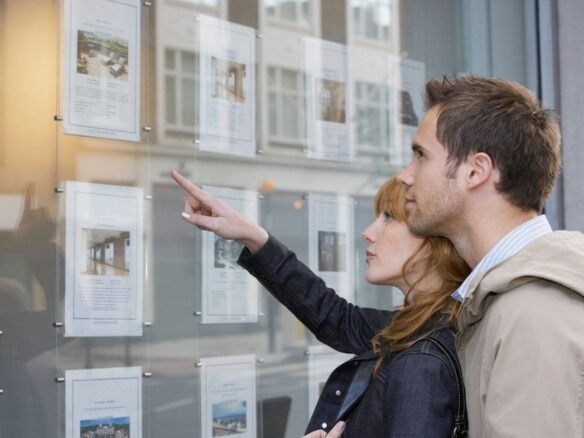 Pareja viendo propiedades